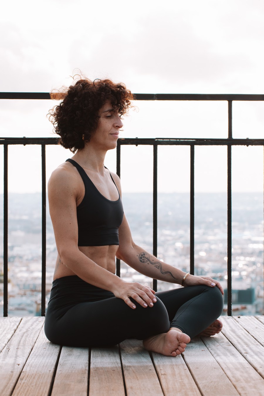 Marjorie Maya pendant une pratique de yoga